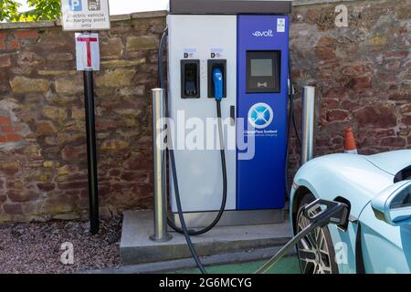 Porsche Taycan 4s à un point de charge, Bruce House, Arbroath, Écosse Banque D'Images