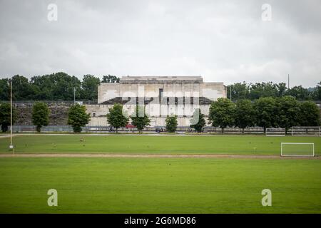 Nuremberg, Allemagne. 07e juillet 2021. Vue depuis le rempart du sud-ouest sur l'ancien site du rassemblement du parti nazi jusqu'au champ de Zeppelin avec la tribune de Zeppelin en arrière-plan. Le réaménagement de plusieurs millions de dollars de l'ancien rassemblement du parti nazi de Nuremberg prendra beaucoup de temps. La ville veut transformer le champ de Zeppelin et le grand-stand principal en un lieu historique d'apprentissage. Credit: Daniel Karmann/dpa/Alay Live News Banque D'Images