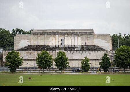 Nuremberg, Allemagne. 07e juillet 2021. Vue depuis le rempart du sud-ouest sur l'ancien site du rassemblement du parti nazi jusqu'au champ de Zeppelin avec le kiosque de Zeppelin. Le réaménagement de plusieurs millions de dollars de l'ancien rassemblement du parti nazi de Nuremberg prendra beaucoup de temps. La ville veut transformer le champ de Zeppelin et le grand-stand principal en un lieu historique d'apprentissage. Credit: Daniel Karmann/dpa/Alay Live News Banque D'Images