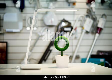 Lampe de table blanche sur une vitrine dans un magasin d'appareils ménagers. Banque D'Images