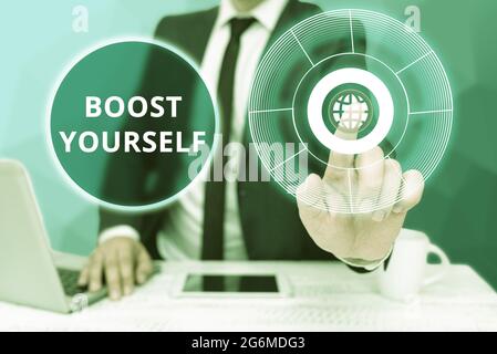 Signe d'écriture à la main Boost vous-même. Internet concept fournissant un ascenseur à quelqu'un les rendant à nouveau énergique Bussiness homme assis bureau ordinateur portable et Banque D'Images