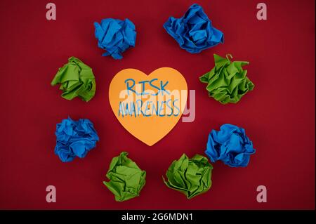 Affiche textuelle indiquant la sensibilisation aux risques. Concept Internet reconnaître les facteurs qui peuvent causer un effet mortel papier froissé coloré circulaire Banque D'Images