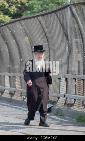 Un juif orthodoxe âgé rentre à la maison depuis les services du matin sur Lee Ave sur le pont de Brooklyn, Queens Expressway. À Williamsburg, Brooklyn Banque D'Images