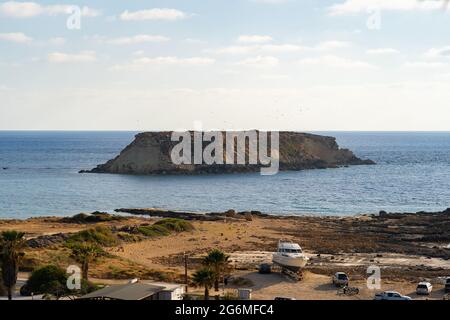 Yeronisos, Geronisos, petite île située sur la côte ouest de Chypre. L'île d'Agios Georgios. Akamas. Île inhabitée de Yeronisos Sacré-Saint Banque D'Images