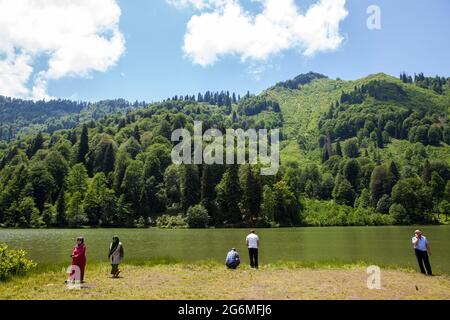 Borcka,Artvin/Turquie - 19/06/2014 : Tuorist visitant le lac Noir (Karagol) Banque D'Images