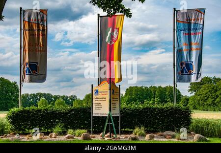 VERSMOLD, ALLEMAGNE. 20 JUIN 2021. Les drapeaux du Campingpark Sonnensee agitant dans le vent Banque D'Images