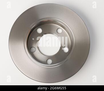 Système de disque de frein de voiture en métal brillant isolé sur l'arrière-plan du studio Banque D'Images