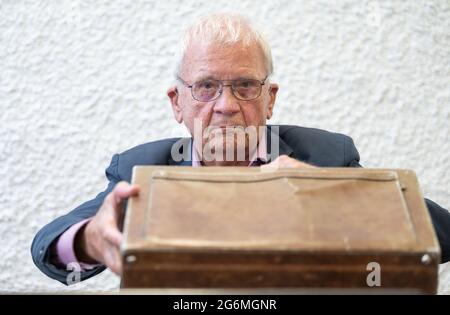 Stuttgart, Allemagne. 07e juillet 2021. Jost Vacano, caméraman en chef du film « Das Boot », participe à une action en justice pour une part financière dans le succès du film classique. Le film, produit au début des années 80, a rapporté des millions d'euros. Vacano avait reçu l'équivalent d'environ 100,000 euros pour son travail et se bat pour plus d'argent depuis plus d'une décennie - dans plusieurs procès. Credit: Marijan Murat/dpa/Alamy Live News Banque D'Images