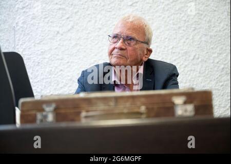 Stuttgart, Allemagne. 07e juillet 2021. Jost Vacano, caméraman en chef du film « Das Boot », participe à une action en justice pour une part financière dans le succès du film classique. Le film, produit au début des années 80, a rapporté des millions d'euros. Vacano avait reçu l'équivalent d'environ 100,000 euros pour son travail et se bat pour plus d'argent depuis plus d'une décennie - dans plusieurs procès. Credit: Marijan Murat/dpa/Alamy Live News Banque D'Images