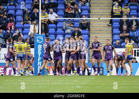 Warrington, Angleterre - 5 juillet 2021 - Robert Lui (6), de Leeds Rhinos, fête son essai lors de la ligue de rugby Betfred Super League Warrington Wolves vs Leeds Rhinos au stade Halliwell Jones, Warrington, Royaume-Uni Dean Williams/Alay Live Banque D'Images