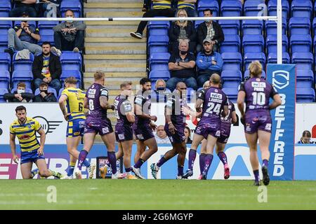 Warrington, Angleterre - 5 juillet 2021 - Robert Lui (6), de Leeds Rhinos, fête son essai lors de la ligue de rugby Betfred Super League Warrington Wolves vs Leeds Rhinos au stade Halliwell Jones, Warrington, Royaume-Uni Dean Williams/Alay Live Banque D'Images