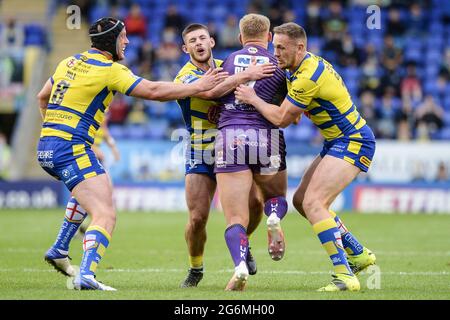 Warrington, Angleterre - 5 juillet 2021 - Mikolaj Oledzki (8) de Leeds Rhinos affronté par Danny Walker et Jason Clark (14) de Warrington Wolves pendant la Ligue de rugby Betfred Super League Warrington Wolves vs Leeds Rhinos au Halliwell Jones Stadium, Warrington, Royaume-Uni Dean Williams/Alay Live Banque D'Images