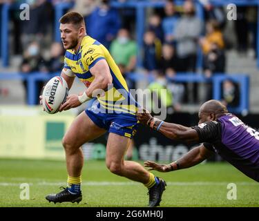 Warrington, Angleterre - 5 juillet 2021 - Danny Walker (16) de Warrington Wolves affrontée par Robert Lui (6) de Leeds Rhinos lors de la Ligue de rugby Betfred Super League Warrington Wolves vs Leeds Rhinos au Halliwell Jones Stadium, Warrington, Royaume-Uni Dean Williams/Alamy Live Banque D'Images