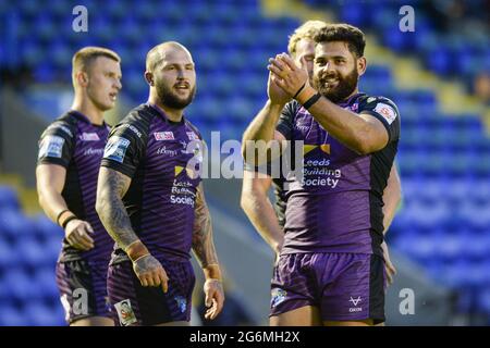 Warrington, Angleterre - 5 juillet 2021 - Rhyse Martin (12) de Leeds Rhinos fête sa victoire lors de la ligue de rugby Betfred Super League Warrington Wolves vs Leeds Rhinos au stade Halliwell Jones, Warrington, Royaume-Uni Dean Williams/Alay Live Banque D'Images