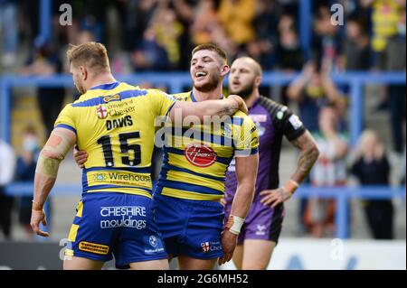 Warrington, Angleterre - 5 juillet 2021 - Danny Walker (16) de Warrington Wolves fête son essai avec Matt Davies lors de la ligue de rugby Betfred Super League Warrington Wolves vs Leeds Rhinos au Halliwell Jones Stadium, Warrington, Royaume-Uni Dean Williams/Alay Live Banque D'Images