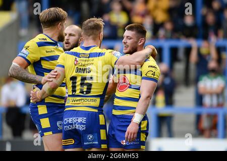 Warrington, Angleterre - 5 juillet 2021 - Danny Walker (16) de Warrington Wolves fête son essai avec Matt Davies lors de la ligue de rugby Betfred Super League Warrington Wolves vs Leeds Rhinos au Halliwell Jones Stadium, Warrington, Royaume-Uni Dean Williams/Alay Live Banque D'Images