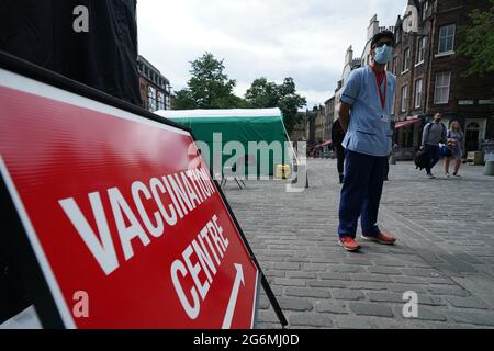 Un employé du NHS Scotland doit signer pour un bus de vaccination à dépôt dirigé par le Scottish Ambulance Service et le NHS Lothian au Grassmarket à Édimbourg. Date de la photo: Mercredi 7 juillet 2021. Banque D'Images