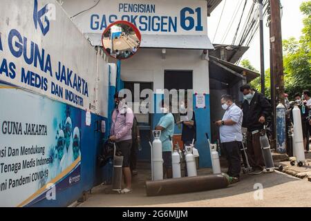 Jakarta, Indonésie. 07e juillet 2021. Les parents des patients covid-19 attendent à l'extérieur d'un centre de remplissage d'oxygène pour remplir leurs bouteilles vides, car la demande de gaz augmente en raison de la pointe des cas de coronavirus. L'augmentation des cas horribles de coronavirus a entraîné des pénuries d'oxygène en Indonésie, signalées mardi par le fournisseur d'oxygène. (Photo par Agung Fatma Putra/SOPA Images/Sipa USA) crédit: SIPA USA/Alay Live News Banque D'Images