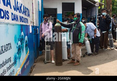 Jakarta, Indonésie. 07e juillet 2021. Les parents des patients covid-19 attendent à l'extérieur d'un centre de remplissage d'oxygène pour remplir leurs bouteilles vides, car la demande de gaz augmente en raison de la pointe des cas de coronavirus. L'augmentation des cas horribles de coronavirus a entraîné des pénuries d'oxygène en Indonésie, signalées mardi par le fournisseur d'oxygène. (Photo par Agung Fatma Putra/SOPA Images/Sipa USA) crédit: SIPA USA/Alay Live News Banque D'Images