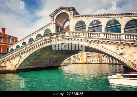 Pont du Rialto au-dessus du Grand canal à Venise, Italie Banque D'Images