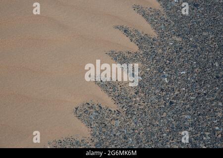 Sable couvrant la route à Dubaï, Émirats Arabes Unis. Banque D'Images