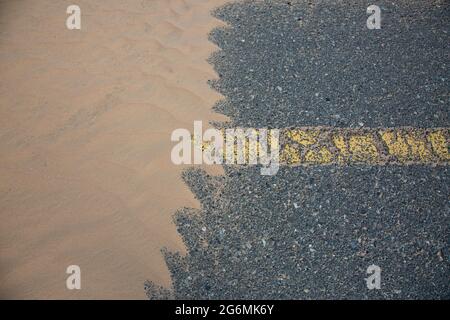 Sable couvrant la route à Dubaï, Émirats Arabes Unis. Banque D'Images