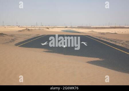 Sable couvrant la route à Dubaï, Émirats Arabes Unis. Banque D'Images