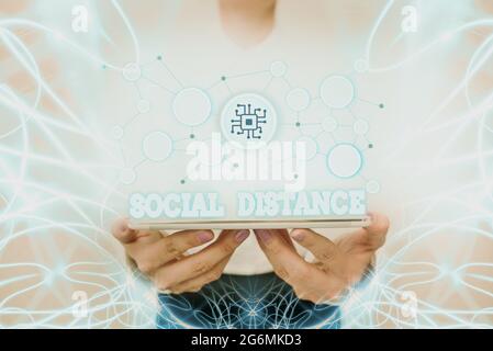 Inspiration montrant le signe social distance. Concept Internet maintenir une distance physique à intervalle élevé pour la sécurité de la santé publique Lady in Uniform Banque D'Images