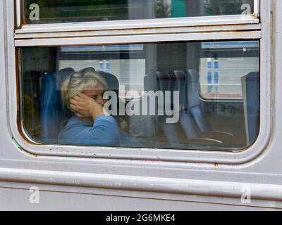 Moscou, Russie. 3 juillet 2021. Une femme s'endorme dans un train. Crédit : Mihail Siergiejewicz/SOPA Images/ZUMA Wire/Alay Live News Banque D'Images