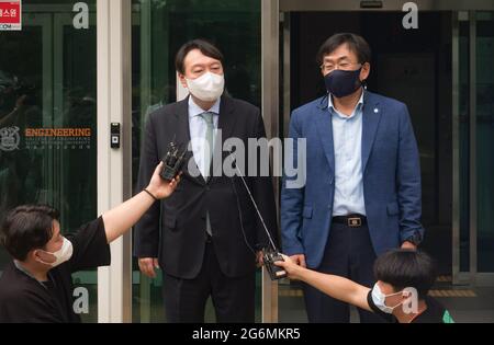 Séoul, Corée du Sud, 05/07/2021, l'ancien procureur général sud-coréen Yoon Seok-youl (L), qui a annoncé son intention de se présenter à l'élection présidentielle de l'année prochaine en tant que candidat de l'opposition, arrive avec le professeur Joo Han-Kyu (R) pour assister à une conférence de presse à l'Université nationale de Séoul. Le président sud-coréen Moon Jae-in a choisi Yoon en juillet 2019 pour diriger le service national des poursuites, mais Yoon s'est ensuite heurté aux ministres de la justice du gouvernement du président Moon à propos d'une campagne de réforme des poursuites, qui était l'une des principales promesses de Moon lors des élections présidentielles. Yoon a démissionné en tant que procureur général Banque D'Images