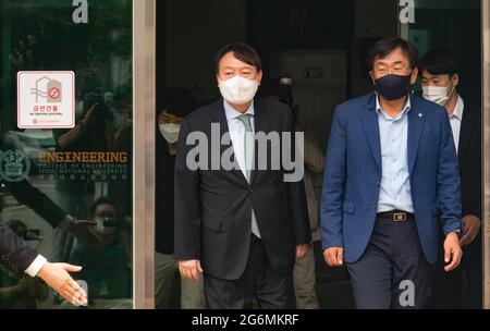 Séoul, Corée du Sud, 05/07/2021, l'ancien procureur général sud-coréen Yoon Seok-youl (C), qui a annoncé son intention de se présenter à l'élection présidentielle de l'année prochaine en tant que candidat de l'opposition, arrive avec le professeur Joo Han-Kyu (front R) pour assister à une conférence de presse à l'Université nationale de Séoul. Le président sud-coréen Moon Jae-in a choisi Yoon en juillet 2019 pour diriger le service national des poursuites, mais Yoon s'est ensuite heurté aux ministres de la justice du gouvernement du président Moon à propos d'une campagne de réforme des poursuites, qui était l'une des principales promesses de Moon lors des élections présidentielles. Yoon a démissionné en tant que procureur Banque D'Images