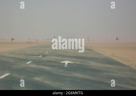 Conduite dans une tempête de sable à Dubaï, Émirats arabes Unis. Banque D'Images