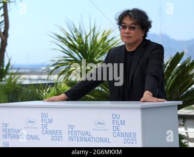 Cannes, France. 07e juillet 2021. Bong Joon-Ho arrive à un photocall lors de la 74e édition annuelle du Festival international du film de Cannes, en France, le mercredi 7 juillet 2021. Photo de David Silpa/UPI crédit: UPI/Alay Live News Banque D'Images