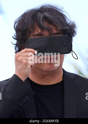 Cannes, France. 07e juillet 2021. Bong Joon-Ho arrive à un photocall lors de la 74e édition annuelle du Festival international du film de Cannes, en France, le mercredi 7 juillet 2021. Photo de David Silpa/UPI crédit: UPI/Alay Live News Banque D'Images