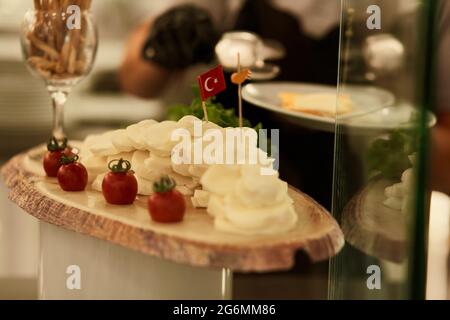 Fromage turc coloré à prendre au buffet pour le système de l'hôtel tout compris avec drapeau turc. Copier l'espace. Photo de haute qualité Banque D'Images