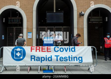 Londres, Royaume-Uni. 7 juillet 2021. L'extérieur d'un centre d'essais Covid-19 à London Bridge offrant des rendez-vous sans rendez-vous. Le gouvernement britannique devrait relâcher les restrictions de confinement en cas de pandémie du coronavirus le 19 juillet, même si les cas de la variante dite de Delta sont en hausse. Credit: Stephen Chung / Alamy Live News Banque D'Images