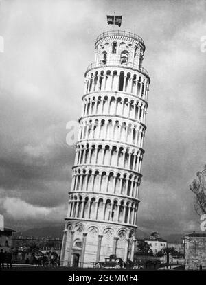 La tour pench e de Pise Italie noir et blanc Photo Stock Alamy