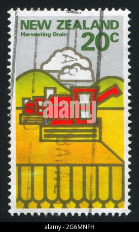 NOUVELLE-ZÉLANDE - VERS 1978: Timbre imprimé par la Nouvelle-Zélande, montre moissonneuse-batteuse, vers 1978 Banque D'Images