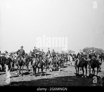 Photographie vintage en noir et blanc prise en 1892 montrant la cavalerie de Yeomanry britannique, une composante montée du corps des volontaires britanniques. Banque D'Images