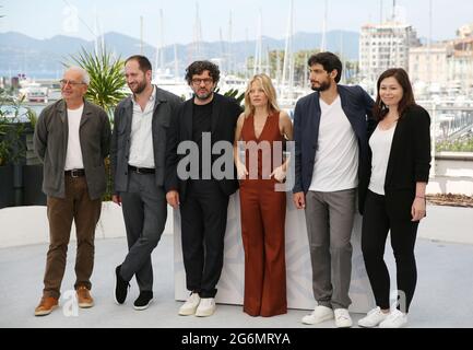 Cannes, France. 7 juillet 2021. Le jury de la caméra d'Or pose pendant le photocall au 74e Festival International du film de Cannes, France, le 7 juillet 2021. Credit: Gao Jing/Xinhua/Alamy Live News Banque D'Images