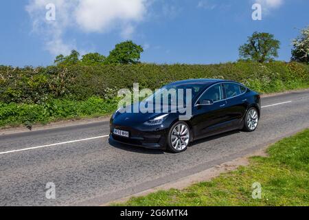 2019 (69 plaques) noir Tesla VT électricité 5 vitesses manuelle 4dr berline en route vers Capesthorne Hall Classic May car show, Cheshire, Royaume-Uni Banque D'Images