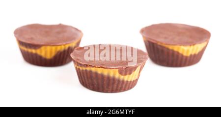 Tasses au beurre de cacahuète au chocolat maison sur fond blanc Banque D'Images