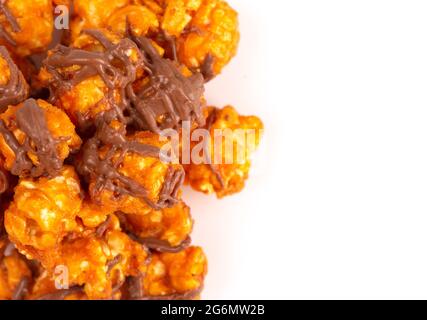 Chocolat Popcorn gastronomique au beurre d'arachide sur fond blanc Banque D'Images