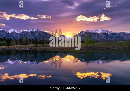 Lever du soleil se reflétant sur UN lac Mountain Park Banque D'Images