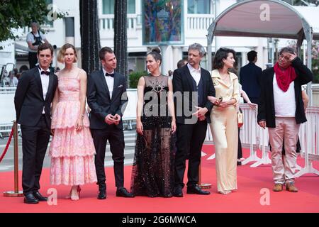 Yehonatan Vilozny, Naama Preis, Yonatan Kugler, Nur Fibak, Nadav Lapid, Avshalom Pollak, la productrice Judith Lou Levy et la productrice Yoram Honig participant à la première du Genou d'AHED dans le cadre du 74e Festival international du film de Cannes, le 07 juillet 2021. Photo d'Aurore Marechal/ABACAPRESS.COM Banque D'Images