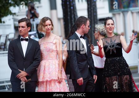 Yehonatan Vilozny, Naama Preis, Yonatan Kugler, Nur Fibak, Nadav Lapid, Avshalom Pollak, la productrice Judith Lou Levy et la productrice Yoram Honig participant à la première du Genou d'AHED dans le cadre du 74e Festival international du film de Cannes, le 07 juillet 2021. Photo d'Aurore Marechal/ABACAPRESS.COM Banque D'Images