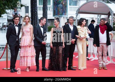 Yehonatan Vilozny, Naama Preis, Yonatan Kugler, Nur Fibak, Nadav Lapid, Avshalom Pollak, la productrice Judith Lou Levy et la productrice Yoram Honig participant à la première du Genou d'AHED dans le cadre du 74e Festival international du film de Cannes, le 07 juillet 2021. Photo d'Aurore Marechal/ABACAPRESS.COM Banque D'Images