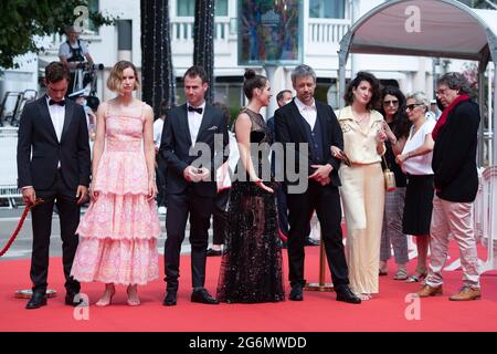 Yehonatan Vilozny, Naama Preis, Yonatan Kugler, Nur Fibak, Nadav Lapid, Avshalom Pollak, la productrice Judith Lou Levy et la productrice Yoram Honig participant à la première du Genou d'AHED dans le cadre du 74e Festival international du film de Cannes, le 07 juillet 2021. Photo d'Aurore Marechal/ABACAPRESS.COM Banque D'Images