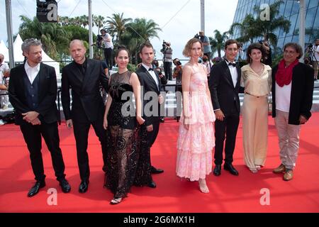 Yehonatan Vilozny, Naama Preis, Yonatan Kugler, Nur Fibak, Nadav Lapid, Avshalom Pollak, la productrice Judith Lou Levy et la productrice Yoram Honig participant à la première du Genou d'AHED dans le cadre du 74e Festival international du film de Cannes, le 07 juillet 2021. Photo d'Aurore Marechal/ABACAPRESS.COM Banque D'Images