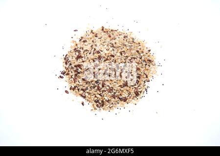 Pile de mélange de graines pour salades et plats sains isolée sur fond blanc, vue du dessus. Banque D'Images